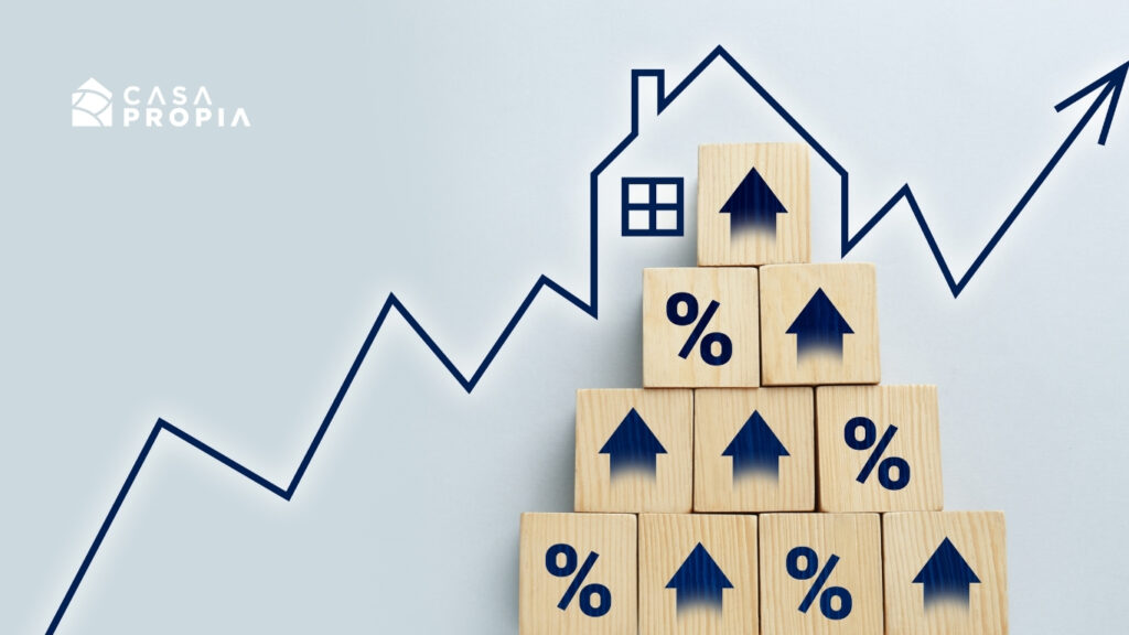 Imagen conceptual sobre el aumento de las tasas hipotecarias en Panamá, representado con flechas ascendentes y símbolo de porcentaje, asociada al mercado inmobiliario y financiamiento de vivienda.
