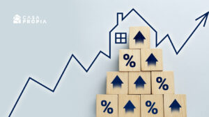 Imagen conceptual sobre el aumento de las tasas hipotecarias en Panamá, representado con flechas ascendentes y símbolo de porcentaje, asociada al mercado inmobiliario y financiamiento de vivienda.