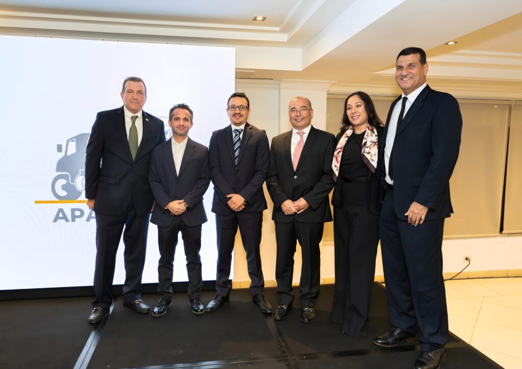 Vaciado de pilotes con concreto en proyecto de infraestructura hídrica en Panamá con maquinaria pesada y equipo técnico en obra.