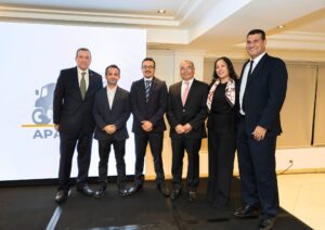 Vaciado de pilotes con concreto en proyecto de infraestructura hídrica en Panamá con maquinaria pesada y equipo técnico en obra.