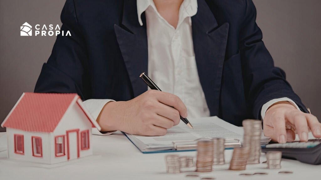 Trabajador del sector construcción en Panamá beneficiado por el nuevo préstamo hipotecario de la Caja de Ahorros para acceso a vivienda.