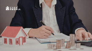 Trabajador del sector construcción en Panamá beneficiado por el nuevo préstamo hipotecario de la Caja de Ahorros para acceso a vivienda.